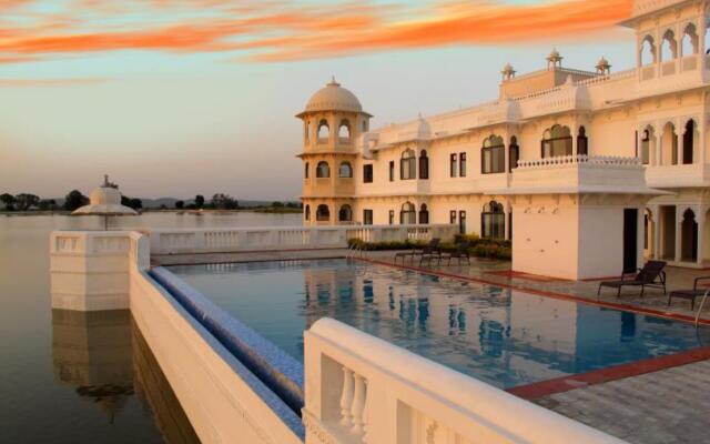 juSTa Lake Nahargarh Palace