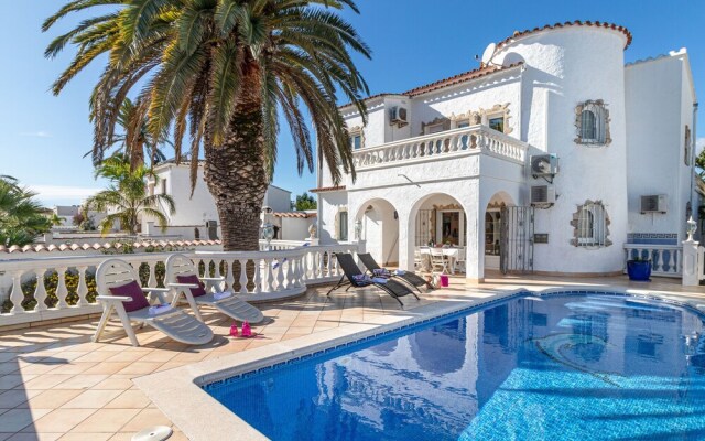 Holiday Home on a Canal With Private Swimming Pool and Mooring