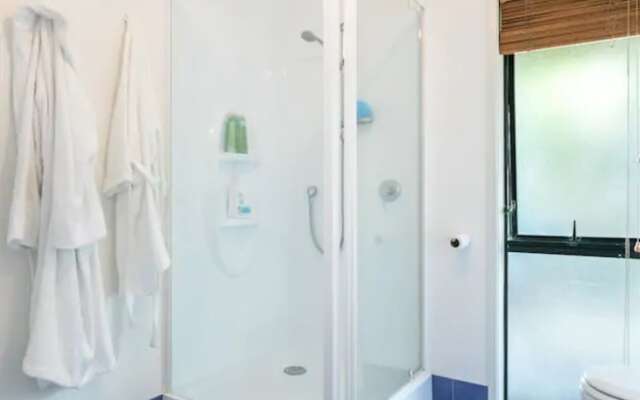 Sunny Poolside Studio in Meadowbank