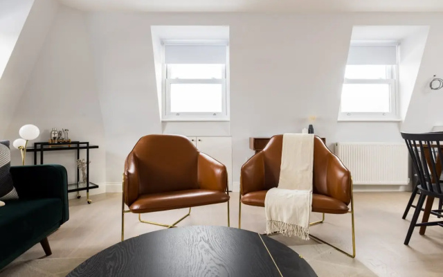 The Margravine Maisonette - Modern & Bright 2BDR Flat