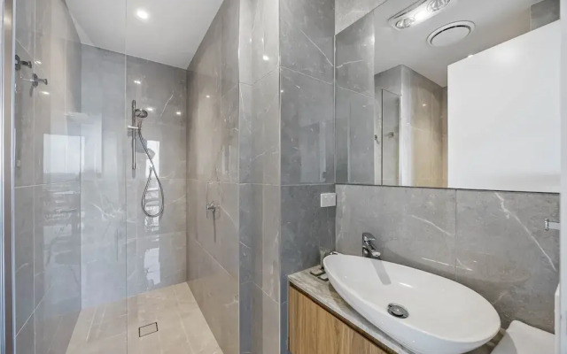 Waterfront 2-bed Oasis - Pool, Steam, Jacuzzi, Gym