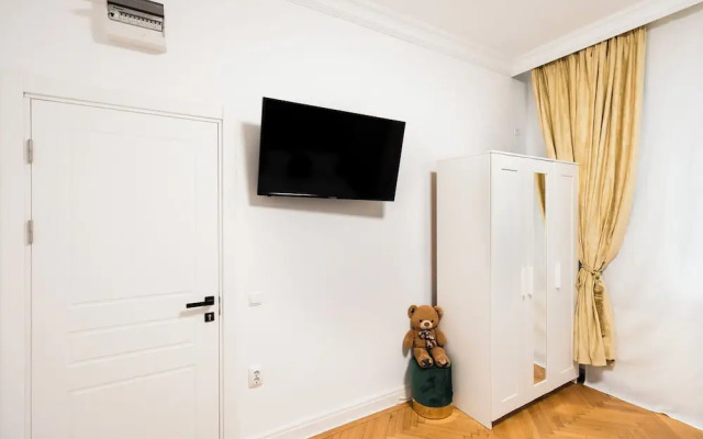 Bucharest Studios Paris Room