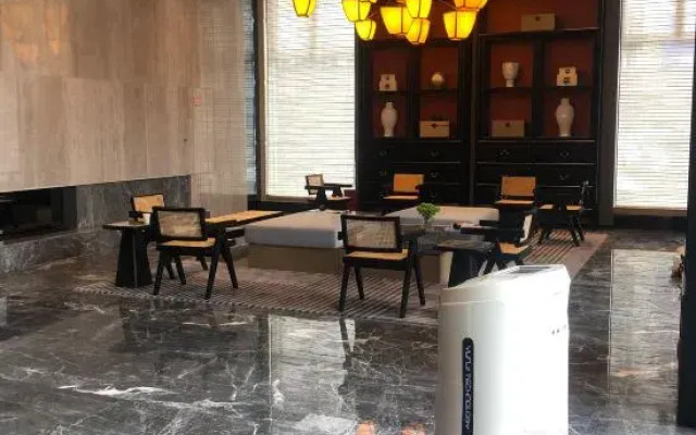 Qionghai Changlong Hotel (Yinhai Zaliang Street)