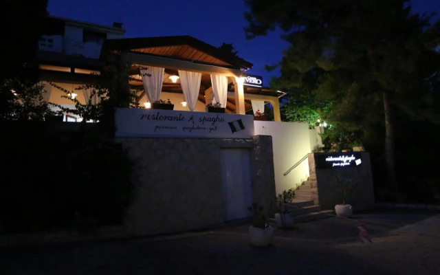 Novalja Inn 2
