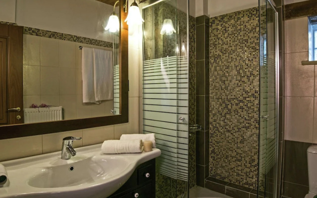 Luxurious Villa With Private Pool, Near a Couple of Restaurants & Sandy Beach