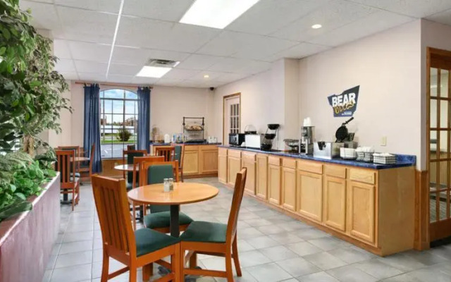 Travelodge Inn and Suites Fayetteville