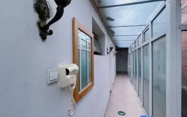 Jingkanglong Hotel(No.2 store, South Gate, Beijing Erwai)