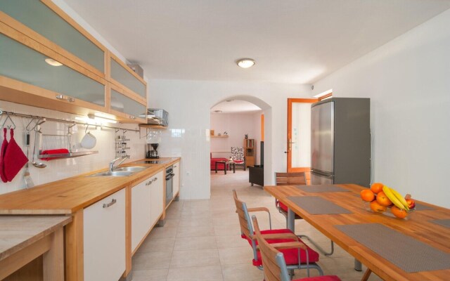 Nice Home in Pucisca With 2 Bedrooms and Wifi
