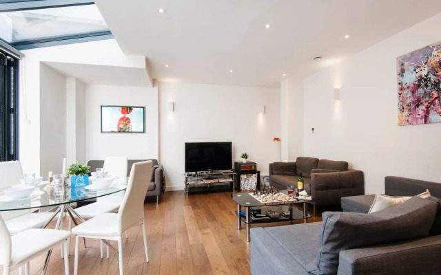 Vibrant 2BR Retreat in Baker Street