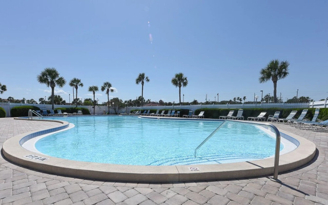 Ocean & Racquet 2303 by Vtrips