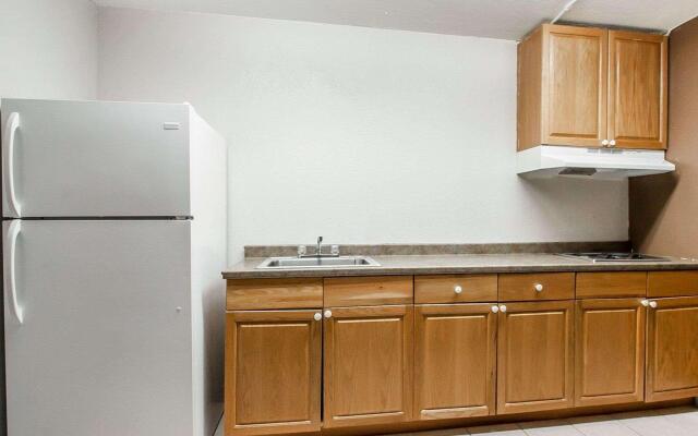 Econo Lodge Inn & Suites
