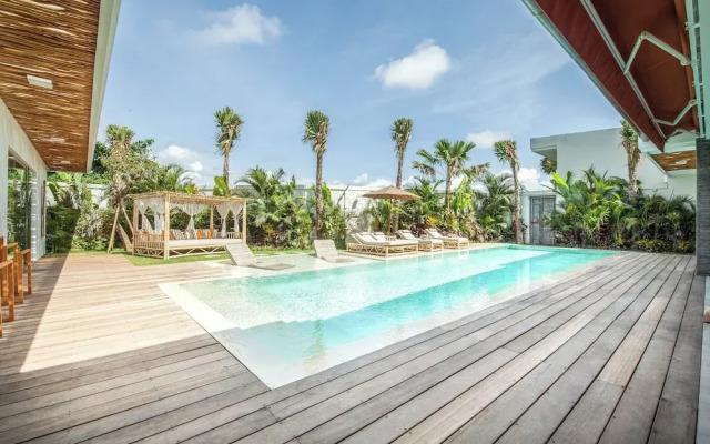 Dreamy 5BR Haven, 200m to Berawa's Blissful Beach