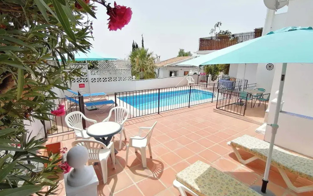 2 Bed Villa - Sleeps 5 - Private Pool & Garden
