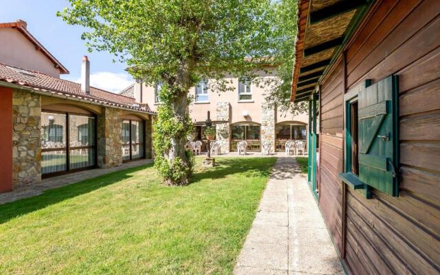 Hôtel-Restaurant La Crèche et sa piscine intérieure - Logis Hôtels