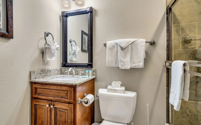 Stayin Classy 2 Bedrooms 2 Bathrooms Condo