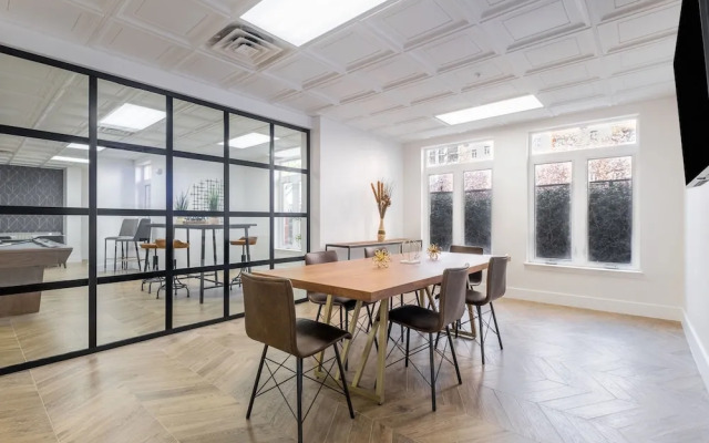 Luxury Central Apartment with Gym
