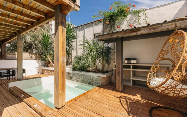 LITTLE OASIS - private terrasse near the center and the beach
