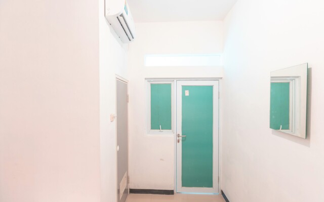 Super OYO 2223 J&b Room Utan Kayu
