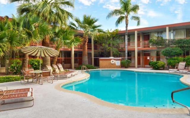 Magnuson Hotel Papago Inn