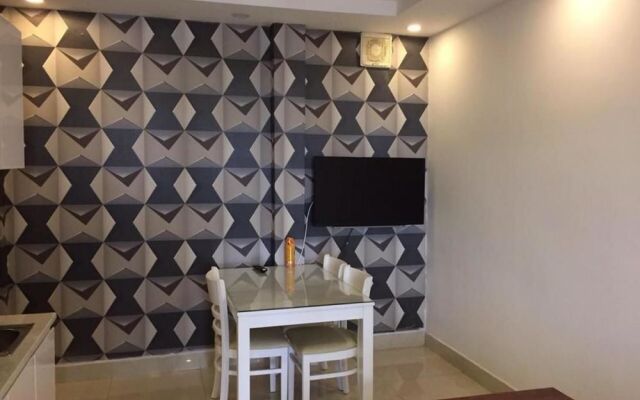Smiley Apartment 8