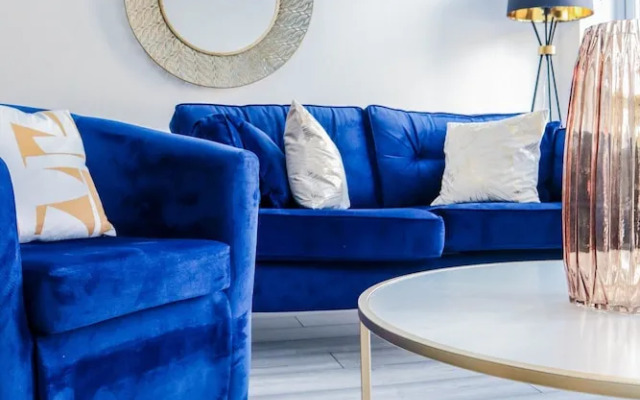 Luxurious 1 Bed Apartment - Free Wifi and Parking