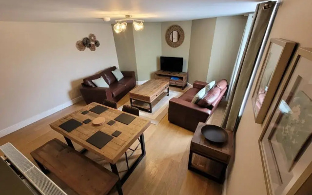 Llys Bach Apartment at Llys Aeron