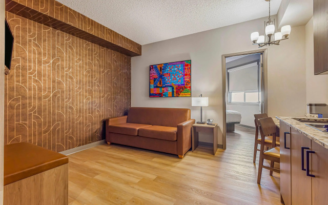 Days Inn & Suites by Wyndham West Edmonton