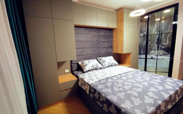 Middle of Center with Jacuzzi + 2 Bathroom + 3bedroom by Republic square on Amiryan Street