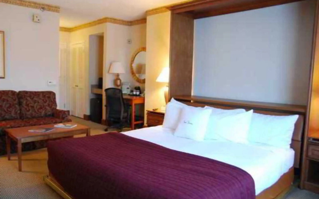 DoubleTree by Hilton Charlotte Gateway Village
