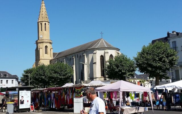Luxurious Villa in Cazaubon with Swimming Pool