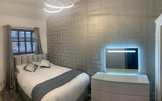 House With Modern Interior, Conveniently Located