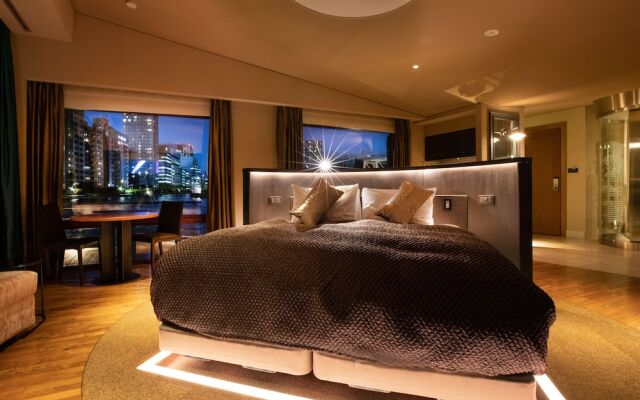 PETALS TOKYO - Floating Hotel