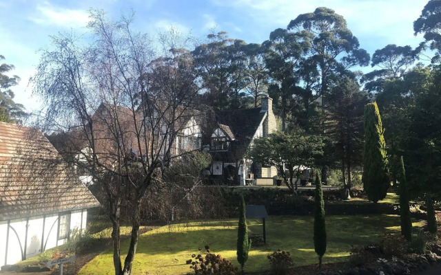The Fox and Hounds Historic Hotel