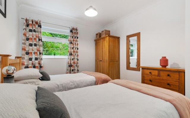 St Helens Apartment 2 - Short Walk to Beach