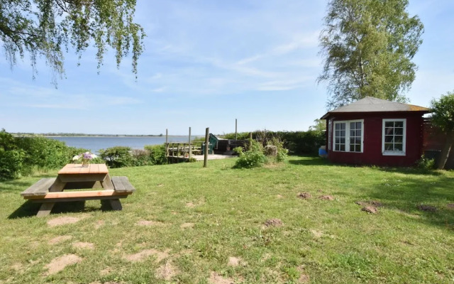 Spacious Apartment in Stove with Waterfront