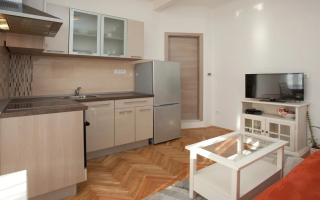 Modern apt With Large Garden & Parking in Center