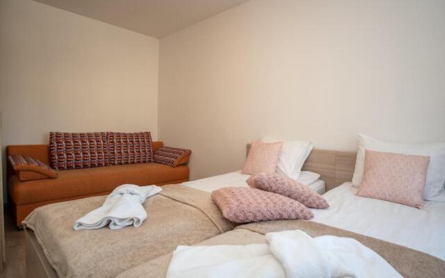 Contact Free Apartments with Free Parking by Dream Stay