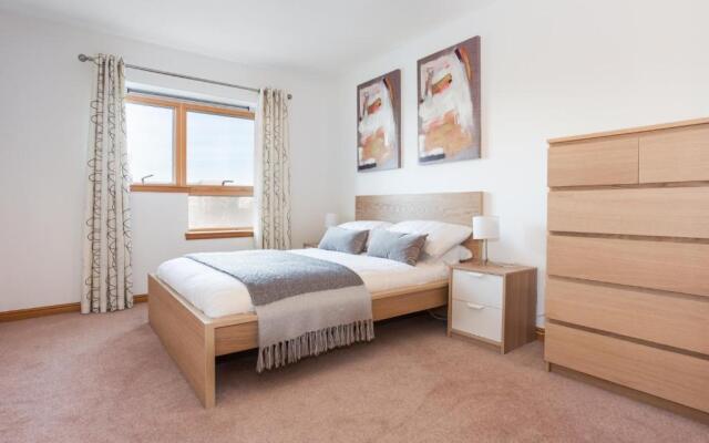 Executive Riverside 3 Bed Apartment