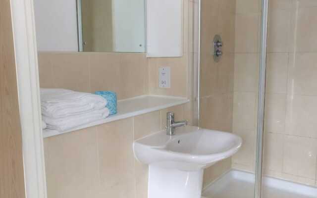 Beautiful City Centre 2-bed Apartment With Balcony