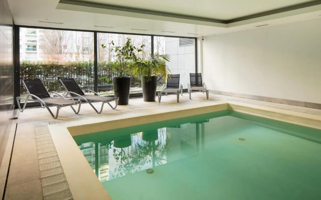 Skyscraper Riverview Lisbon with Indoor Pool