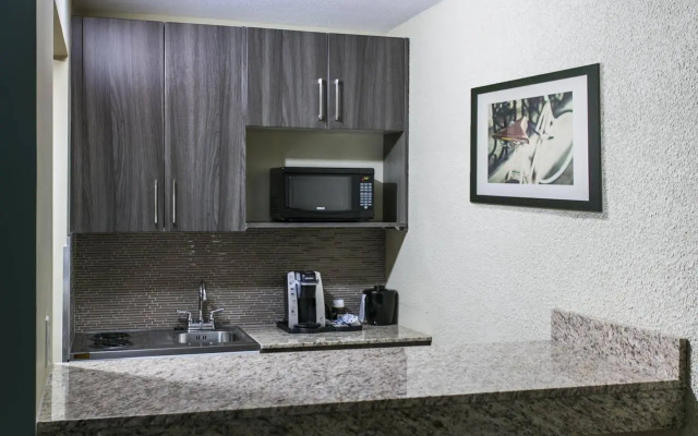 Ramada By Wyndham Edmonton Yellowhead Nw