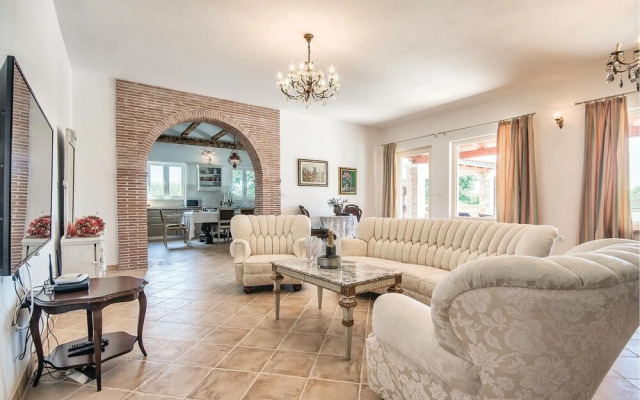 Stunning Home in Valtura With Jacuzzi, Wifi and 4 Bedrooms