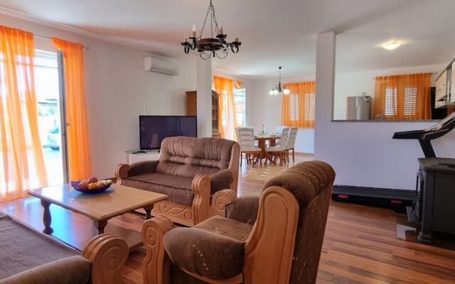 Ron - Spacious Garden - H