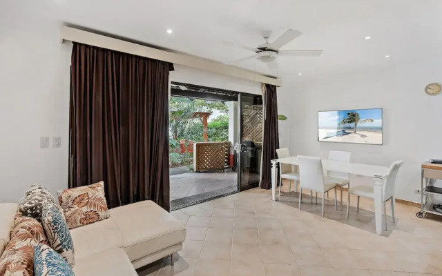 Colorful, Classy, Modern Split-level Near Beach With Pool