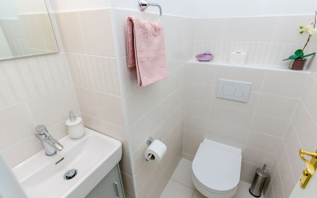 Villa Art Gallery - Six Bedroom Villa with Terrace and Swimming Pool