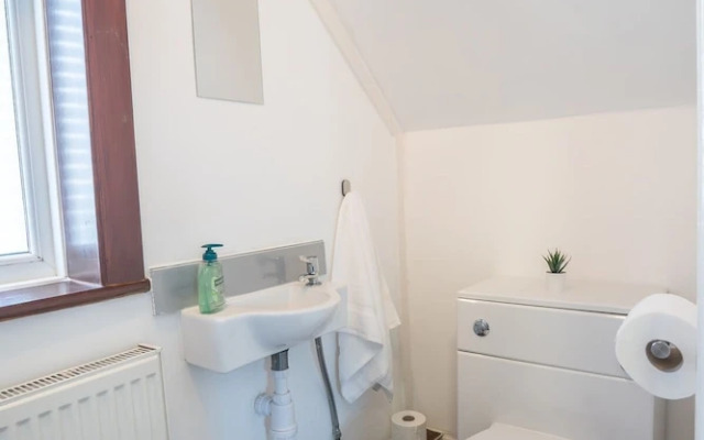 Stylish 3 Bed House-free Parking