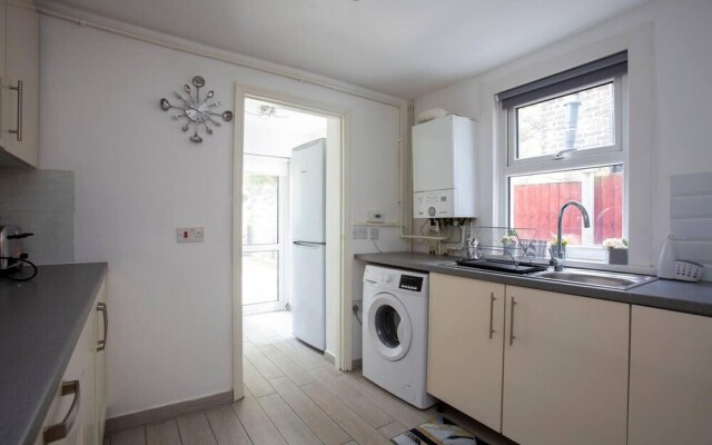 Dream Home Estate - 3 Bedrooms 2 Bathrooms