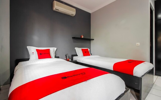 RedDoorz Plus near RS Fatmawati 2