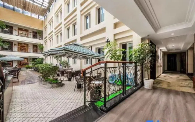 Yifeng Hotel (Wenli College Honghe Campus Store)