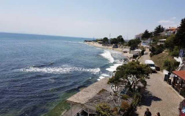 1-bed Modern Sea View Apartment in Aparthotel